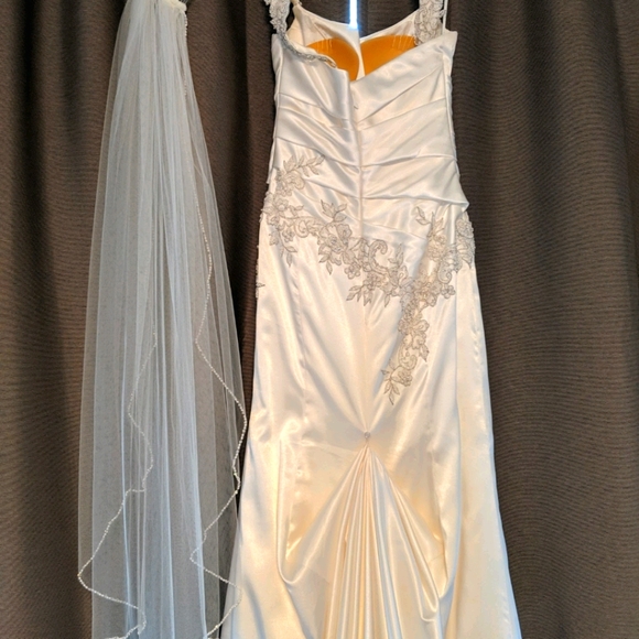 Satin Wedding Dress with Veil - Picture 3 of 5